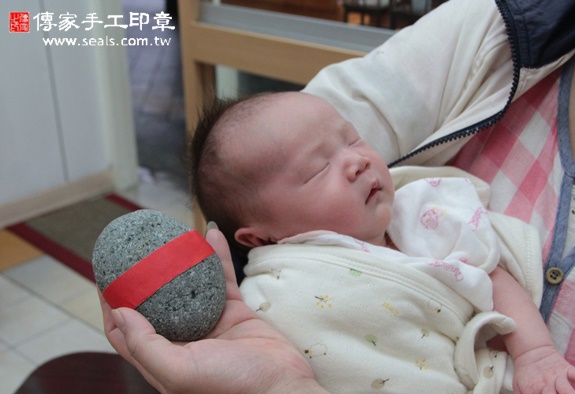 張寶寶(新北永和區嬰兒寶寶滿月剃頭理髮、免費嬰兒剃胎毛儀式吉祥話)。中國風會場，爸媽寶貝免費穿「日中韓」古裝禮服。專業拍照、DVD光碟、證書。★購買「臍帶章、肚臍章、胎毛筆刷印章」贈送：剃頭、收涎、抓周，三選一。 2015.10.31 照片5